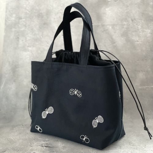 あおり巾着トートバッグ×ミナペルホネンMサイズ ⚮̈ミナペルホネン choucho dark navy あおり巾着トート 巾着