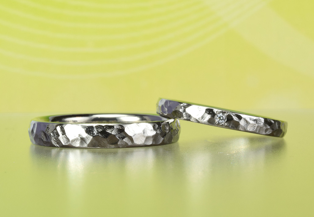 クラフト感が魅力　手彫りのテクスチュアの結婚指輪MG-020