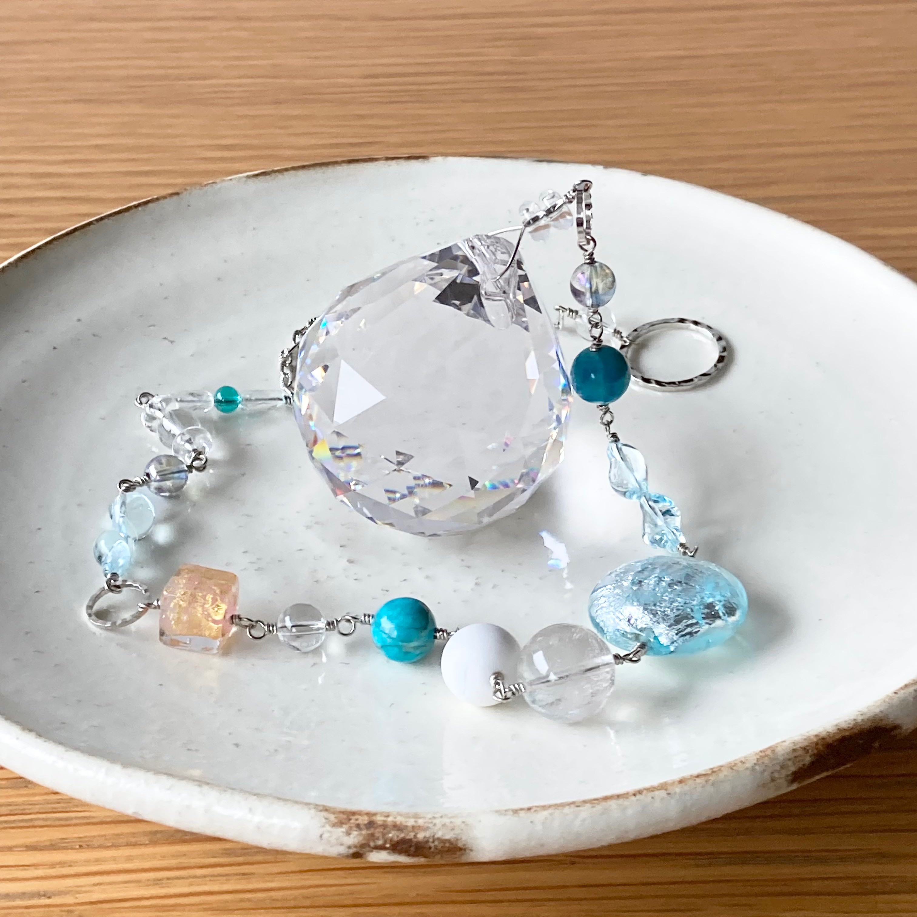 水色と金色のベネチアンビーズのサンキャッチャー