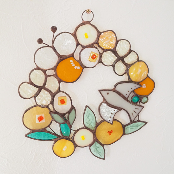 お花いっぱいステンドグラスの春色リース 5枚目の画像