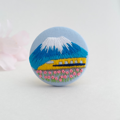 受注制作】新幹線越しの富士山刺繍ブローチ ブローチ かなちゃん手刺繍
