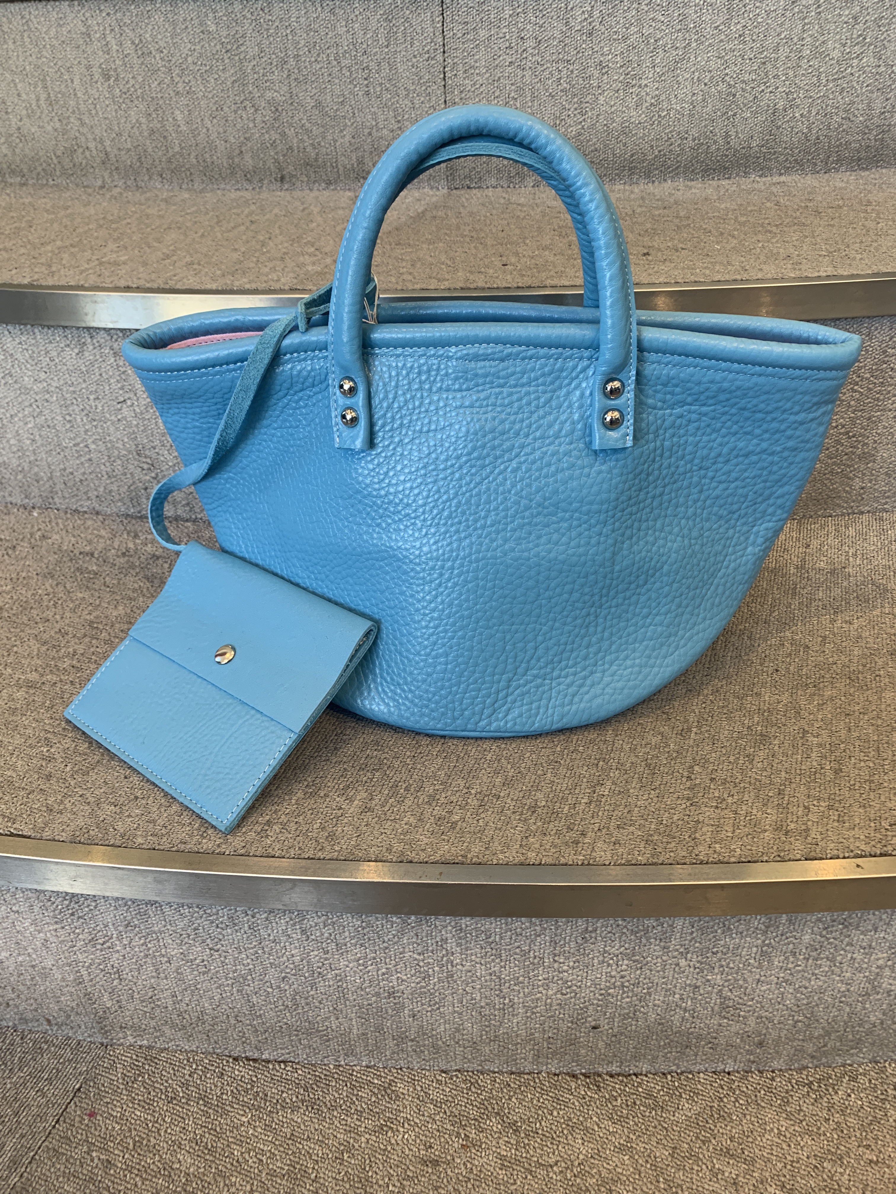 本革レザーマザーズバッグ（ポーチ付）No.137090<小>  ¥29480(税込)ブルージーンズ