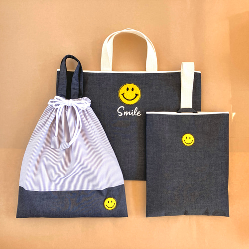 手刺繍*&もこもこスマイルワッペンのレッスンバッグ ・上履き 手刺繍*&もこもこスマイルワッペンのレッスンバッグ ・上履き