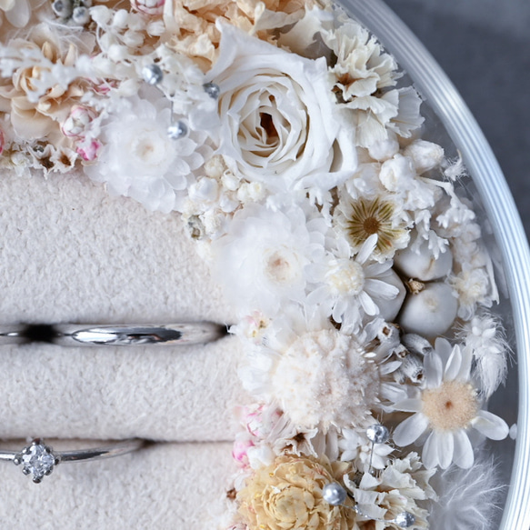 ナチュラルなお花のリングピロー｜ホワイト ドライフラワー プリザーブドフラワー リース型ガラスケース 13枚目の画像
