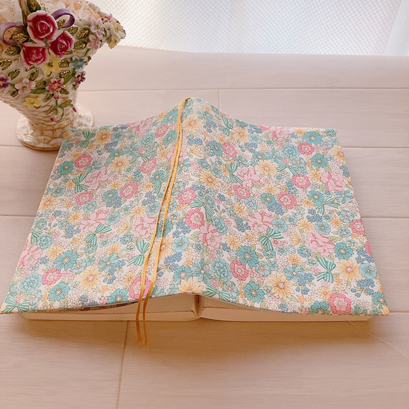 【B6サイズ・四六判】リボンと小花の可愛い手帳カバー　ブックカバー 2枚目の画像