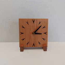 置き･壁掛け兼用 時計　【ギフト対応･名入れ可】　～クリ材・V文字･12×12㎝～ 2枚目の画像