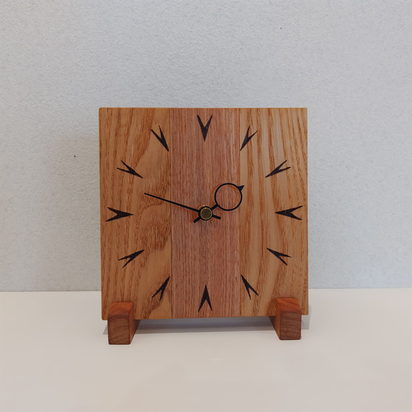 置き･壁掛け兼用 時計　【ギフト対応･名入れ可】　～オニグルミ材･クリ材・V文字･15×15㎝～ 2枚目の画像