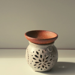 おしゃれな 陶器茶香炉『梨花』です。陶器通販窯元やす波窯の手作り作品です。キャンドルに受け皿が付いているので安全です。 2枚目の画像