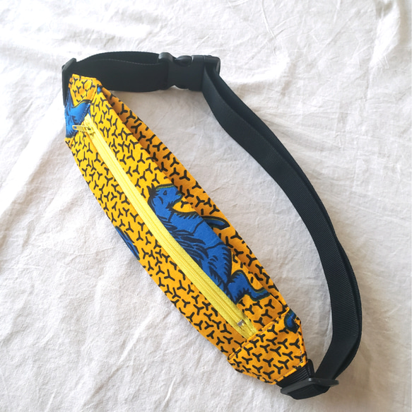【お試し価格】アフリカ布で作ったスリムボディバッグ 1枚目の画像