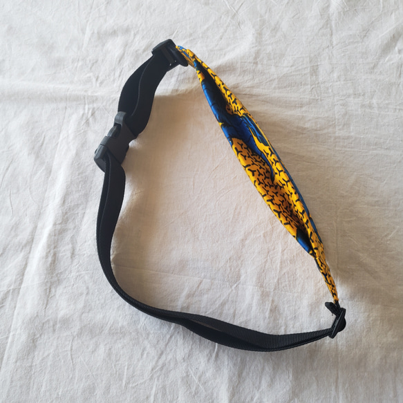【お試し価格】アフリカ布で作ったスリムボディバッグ 3枚目の画像