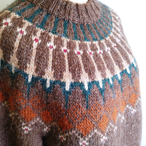 多色使いのロピーセーター アイスランドロピーセーター ブラウン