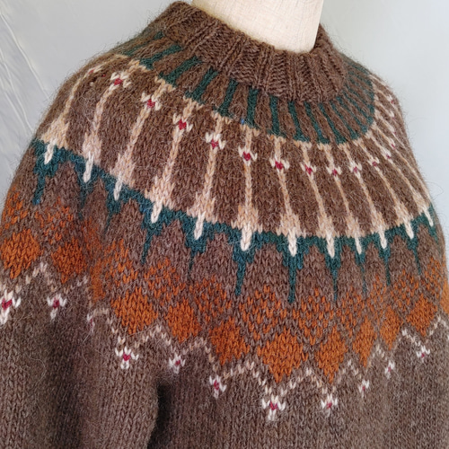 多色使いのロピーセーター アイスランドロピーセーター ブラウン