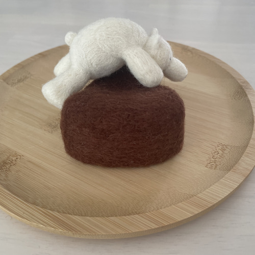 ガトーショコラでお昼寝くまさん 羊毛フェルト もちごめ 通販 15351577