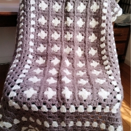 かぎ針編み／モヘア／白とブラウン／ブランケット／暖／膝掛け／ギフト