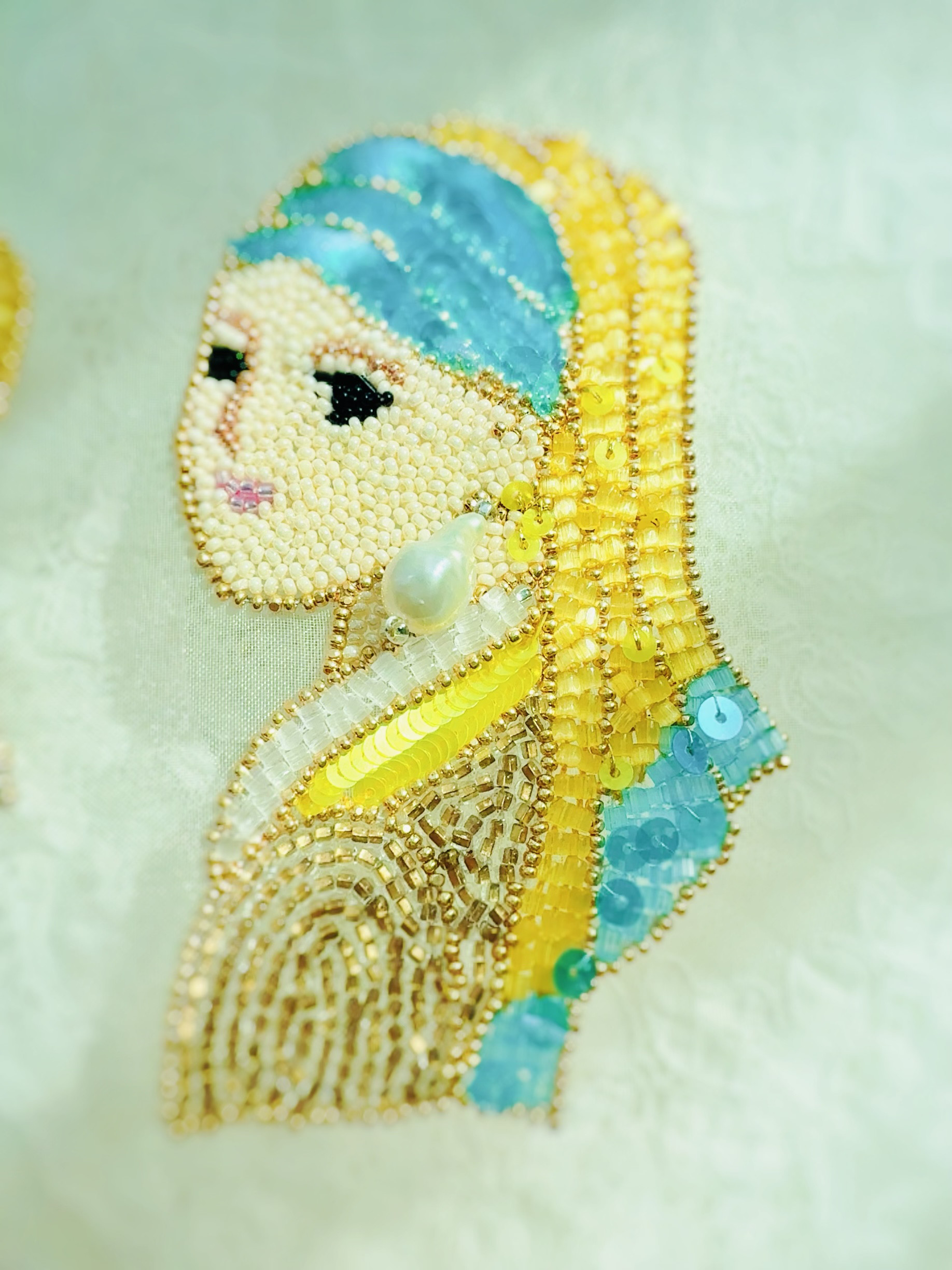 少女の彫刻ブローチ 作家作 ブローチ少女彫刻