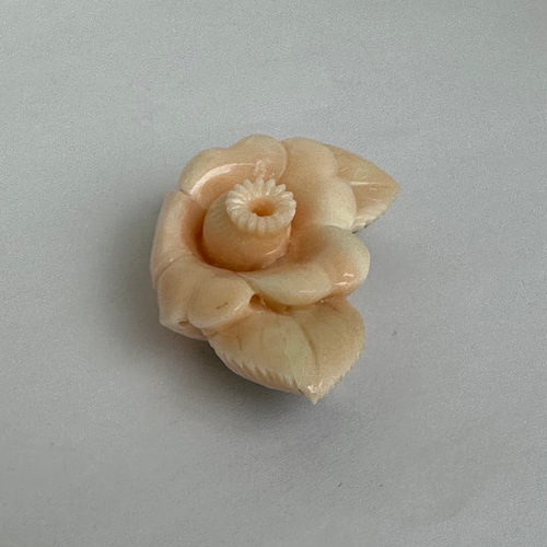 珊瑚彫刻の逸品 ブローチ 『椿』 金具難ありで大幅値下げ！ R50128H1