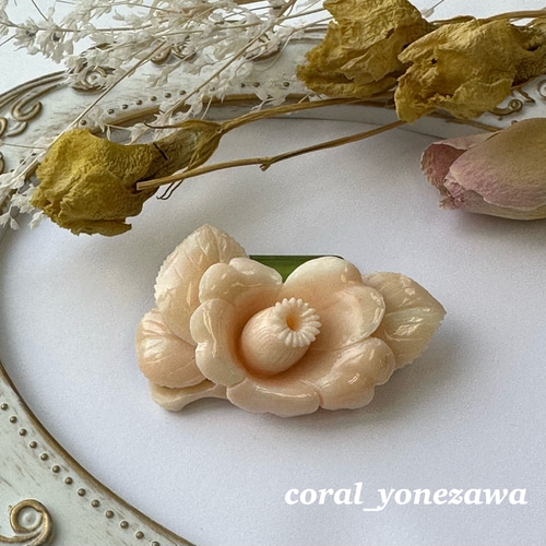 珊瑚彫刻の逸品 ブローチ 『椿』 金具難ありで大幅値下げ！ R50128H1
