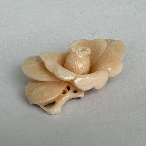 珊瑚彫刻の逸品 ブローチ 『椿』 金具難ありで大幅値下げ！ R50128H1