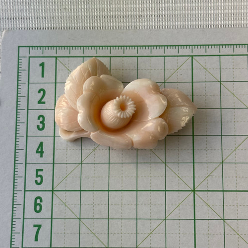 珊瑚彫刻の逸品 ブローチ 『椿』 金具難ありで大幅値下げ！ R50128H1