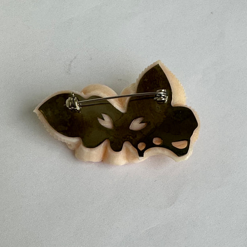 珊瑚彫刻の逸品 ブローチ 『椿』 金具難ありで大幅値下げ！ R50128H1