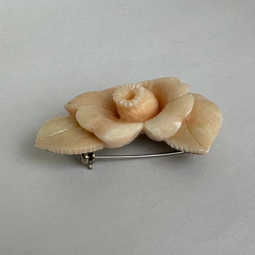 珊瑚彫刻の逸品 ブローチ 『椿』 金具難ありで大幅値下げ！ R50128H1