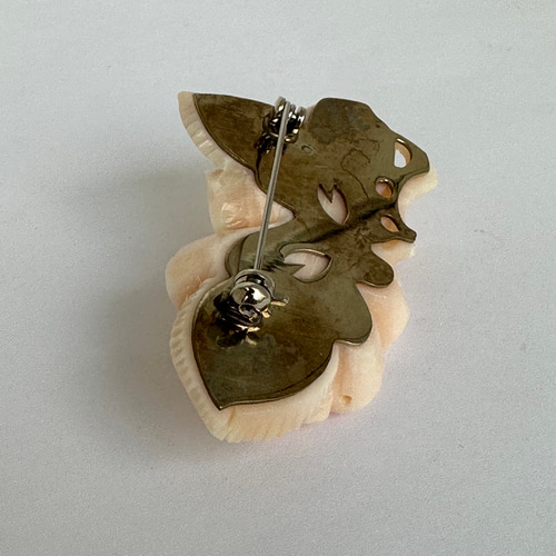 珊瑚彫刻の逸品 ブローチ 『椿』 金具難ありで大幅値下げ！ R50128H1