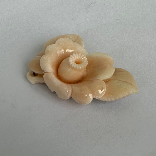 珊瑚彫刻の逸品 ブローチ 『椿』 金具難ありで大幅値下げ！ R50128H1