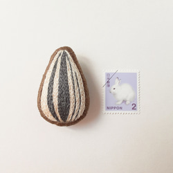 ひまわりの種の刺繍ブローチ 7枚目の画像