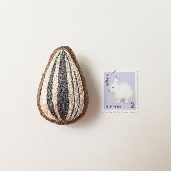 ひまわりの種の刺繍ブローチ 7枚目の画像