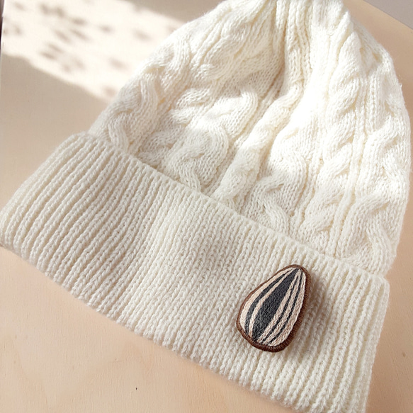 ひまわりの種の刺繍ブローチ 5枚目の画像