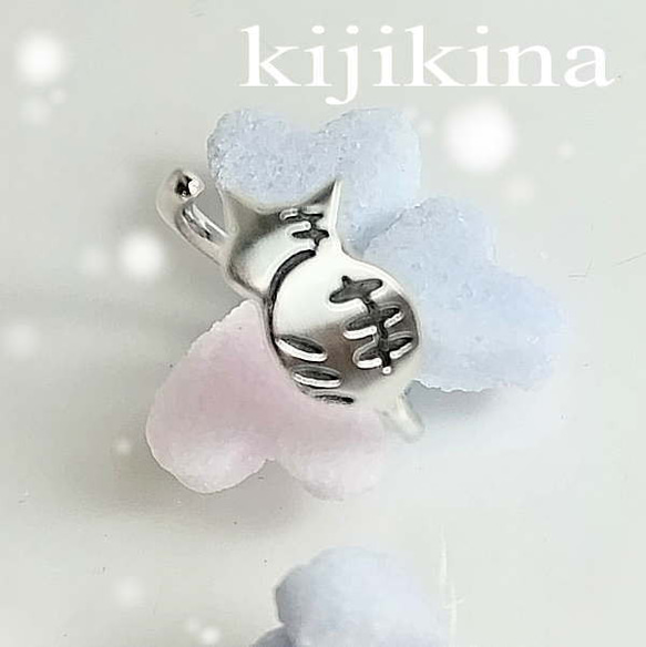 寝ん猫ピンキーリング　シルバー９２５ヘア―ライン仕上げ　模様はイブシ仕上げ 2枚目の画像