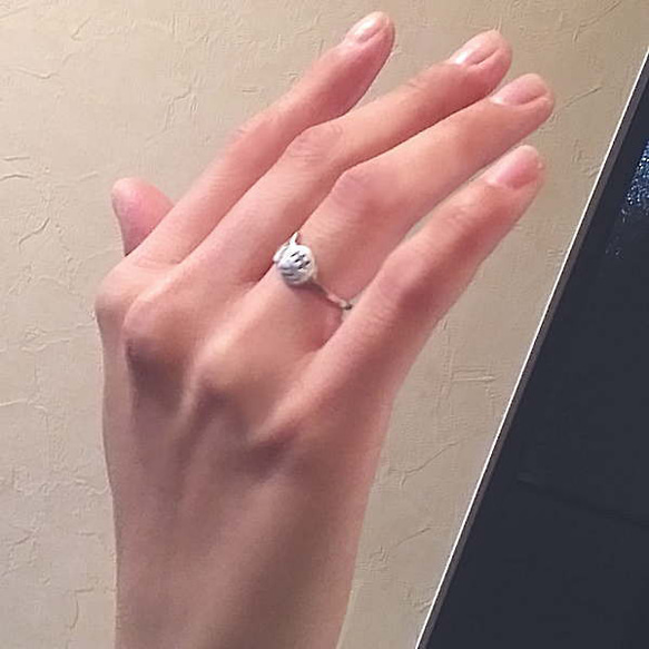 寝ん猫ピンキーリング　シルバー９２５ヘア―ライン仕上げ　模様はイブシ仕上げ 5枚目の画像