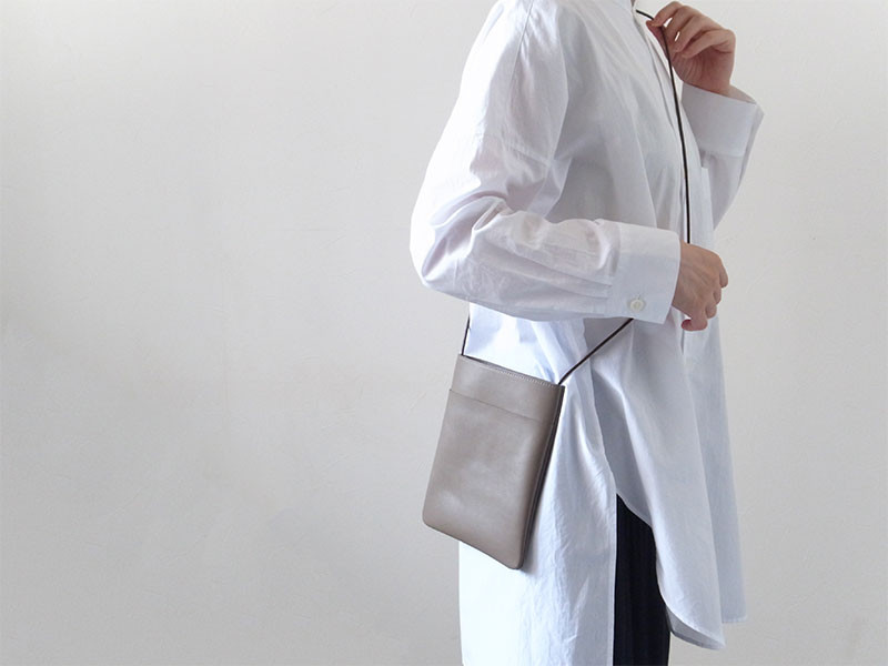 上質でシンプルなポシェット【イタリアンレザー】- トープ - ：カレン クオイル