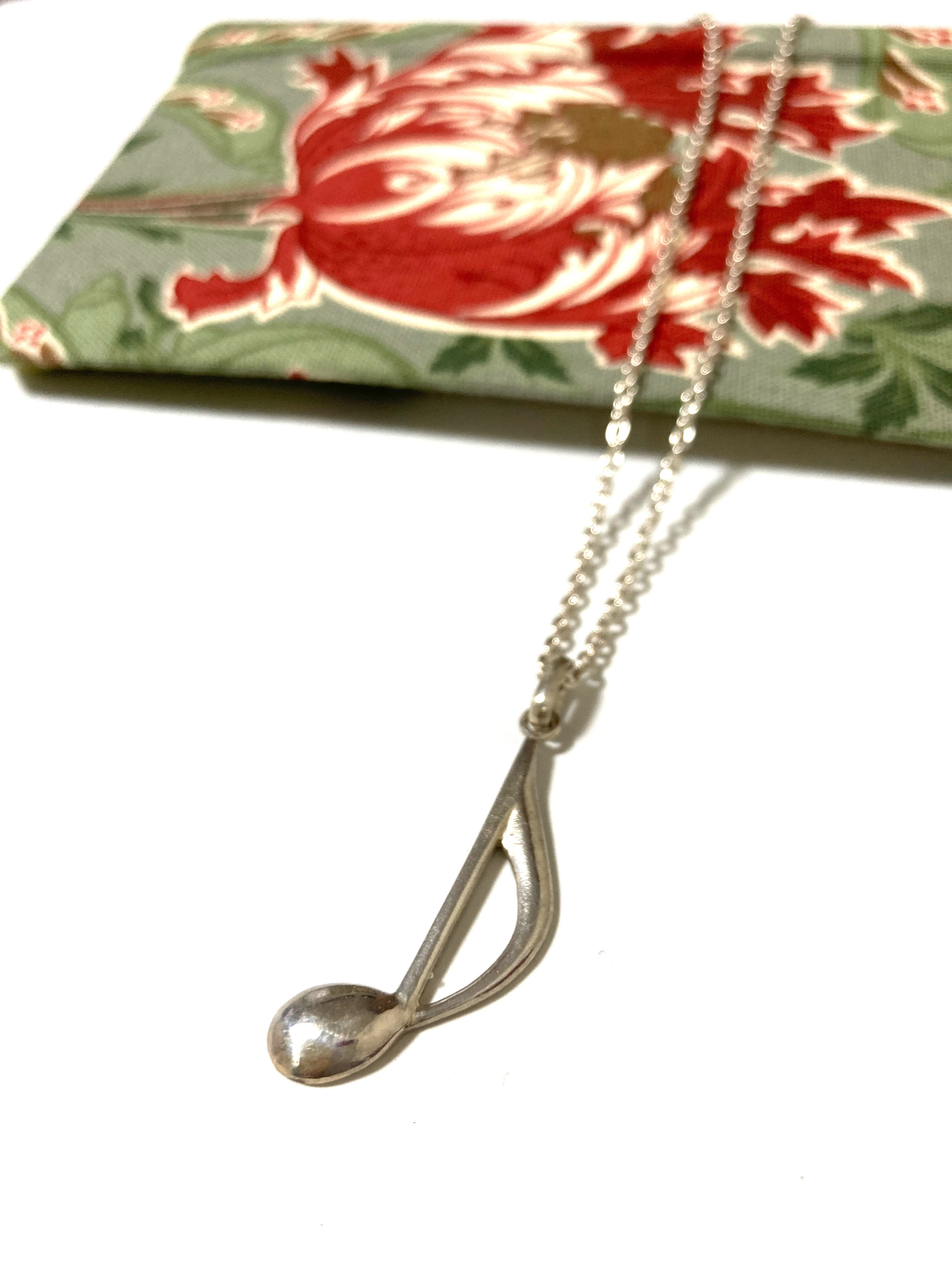 銀のペンダント　音符