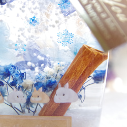 【選べるうさぎ！再販】うさぎのしあわせ　青いお花の雪の原　スノーフレークとアンティークブルー。冬だけの澄み切った雪景色！ 3枚目の画像