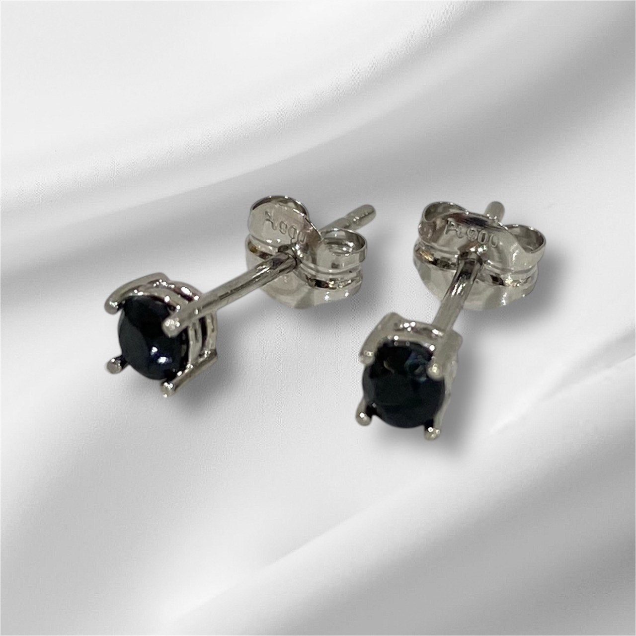 【PT900】 3mm ブラックスピネル　プラチナ ピアス