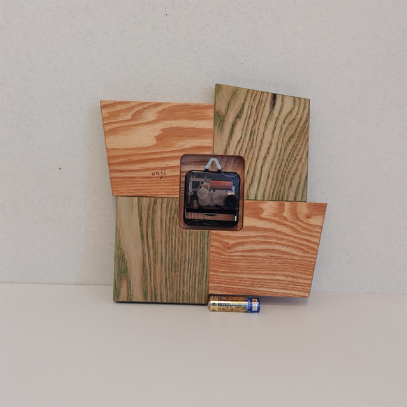 木製の壁掛け時計　【ギフト対応･名入れ可】　～タモ材･４枚合わせ･花柄～ 6枚目の画像