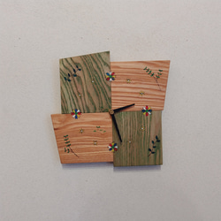 木製の壁掛け時計　【ギフト対応･名入れ可】　～タモ材･４枚合わせ･花柄～ 1枚目の画像