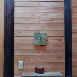 木製の壁掛け時計　【ギフト対応･名入れ可】　～タモ材･４枚合わせ･花柄～ 5枚目の画像