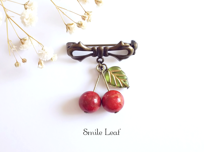 珊瑚のさくらんぼブローチ