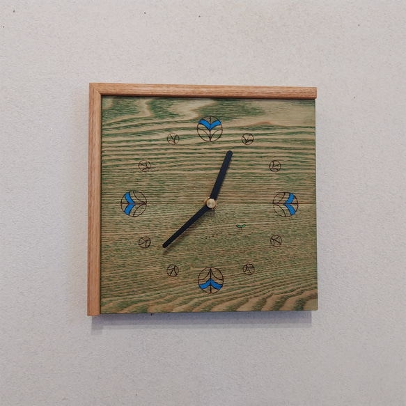 木製の壁掛け時計　【ギフト対応･名入れ可】　～タモ材･ブルー～ 1枚目の画像