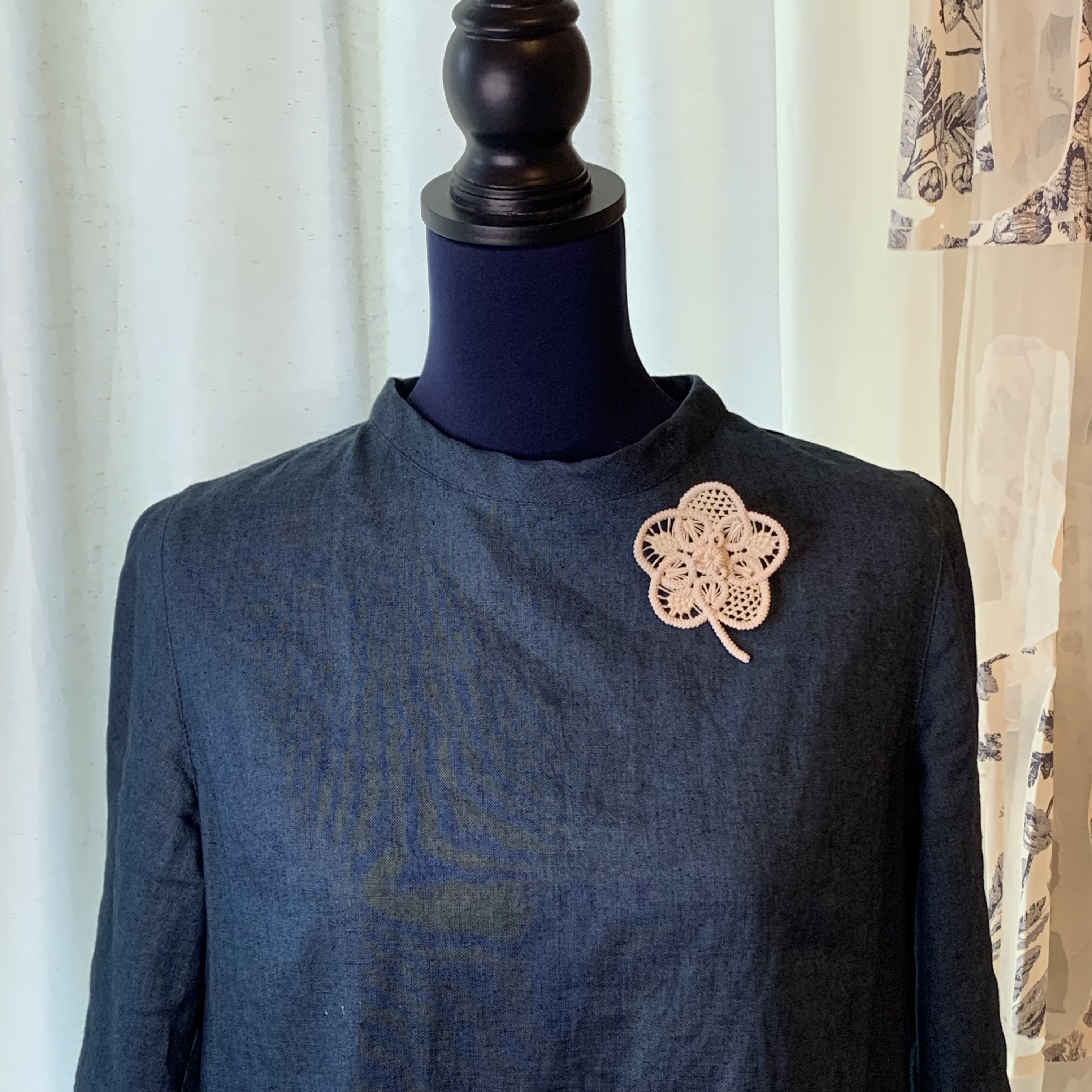 受注販売　カメリアのブローチコサージュ　レース　きなり　刺繍　レース　フォーマル　春