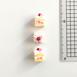 可愛いを詰め込んだ贅沢スイーツ（ピアス / イヤリング）ミニチュアフェイクフード ショートケーキ.フルーツパウンドケーキ 5枚目の画像