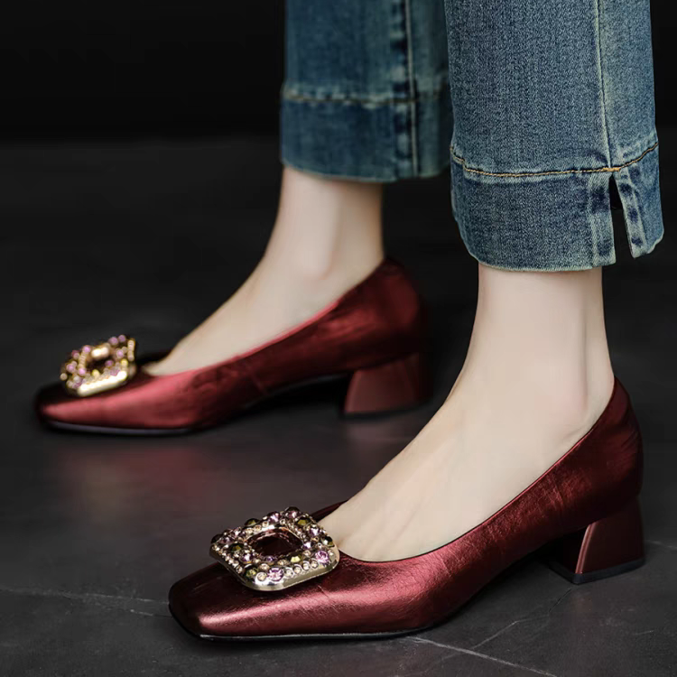 大人の女性の魅力を表現したいときにぴったり。赤 パンプス ローヒール赤靴 creema限定クリスマス2025 25.5