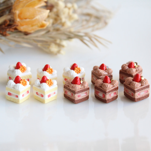 m*上様 ハンドメイド刺繍キーホルダー キジトラさんとショートケーキ m