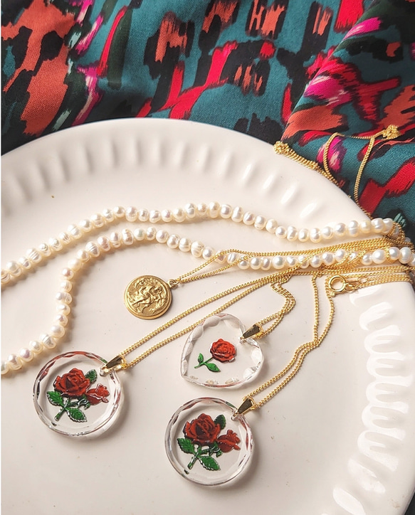 rose vintage necklace♡ガラスの中に掘られた薔薇のネックレス 
