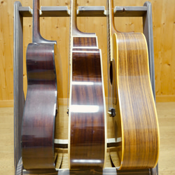 【24時間以内に発送】手作り木工　木製ギタースタンド （ダークウォルナット） ３本掛け 4枚目の画像