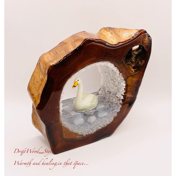 一つ限りの流木アート  水辺の白鳥 ジオラマ 流木 フィギュア 置物 インテリア レジン テラリウム 生き物 N1 3枚目の画像