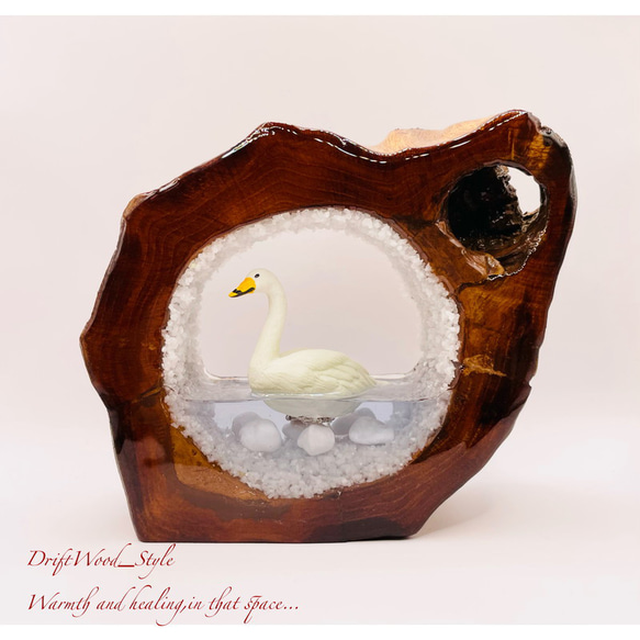 一つ限りの流木アート  水辺の白鳥 ジオラマ 流木 フィギュア 置物 インテリア レジン テラリウム 生き物 N1 1枚目の画像