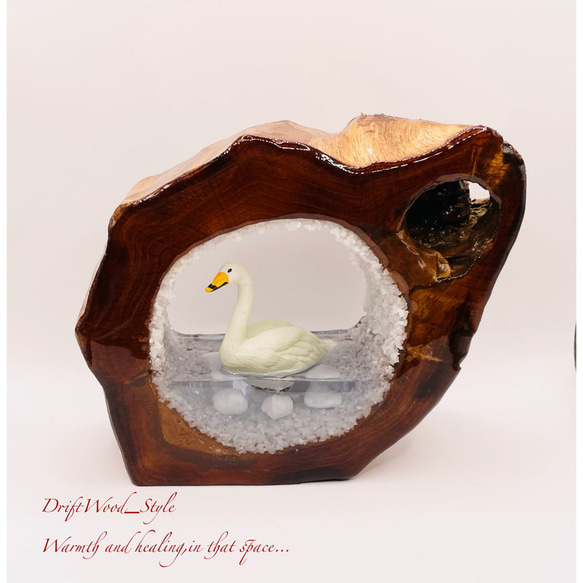 一つ限りの流木アート  水辺の白鳥 ジオラマ 流木 フィギュア 置物 インテリア レジン テラリウム 生き物 N1 2枚目の画像